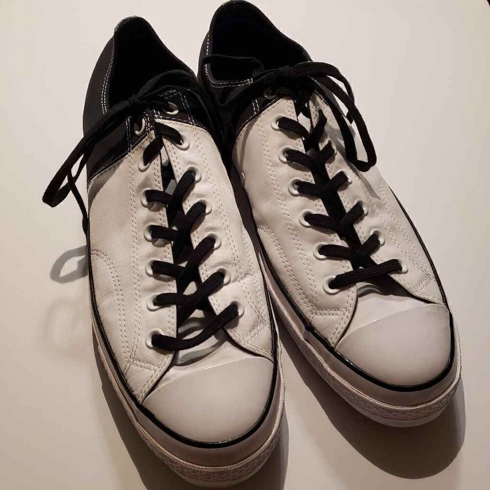 Converse Low Top Sneakers in White and Black Men’s 13